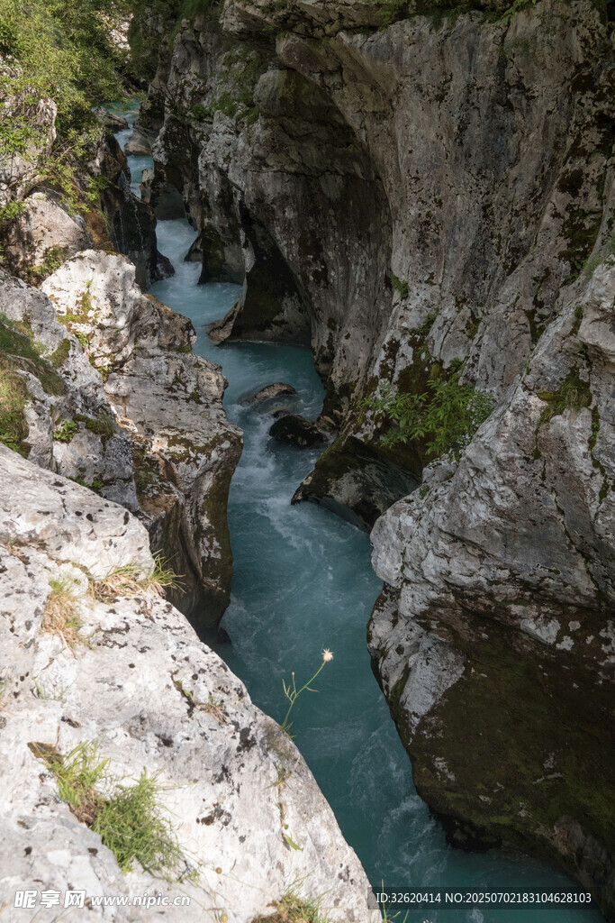 峡谷间的清澈河流