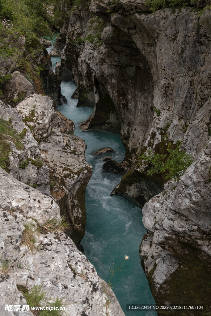 山间幽蓝溪流峡谷美景