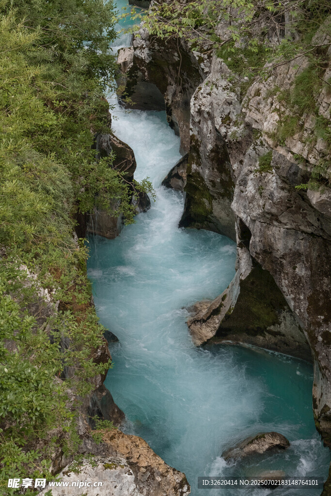 山间幽蓝溪流穿岩石