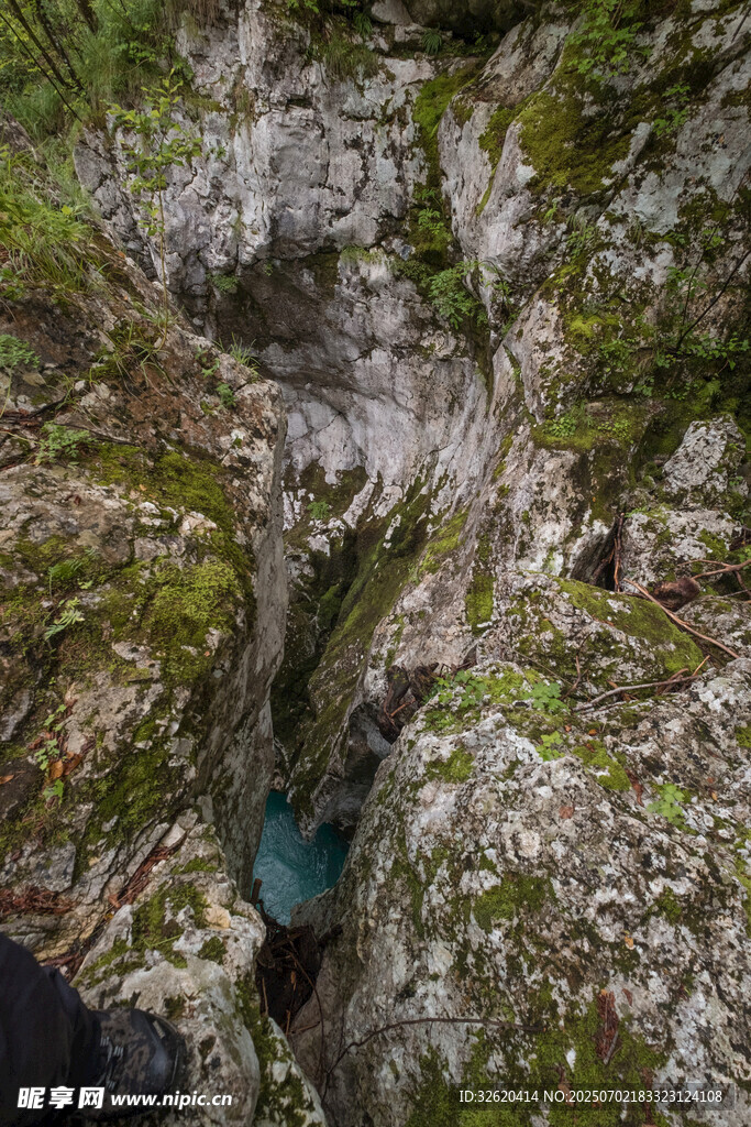 山间深邃峡谷与幽蓝潭水
