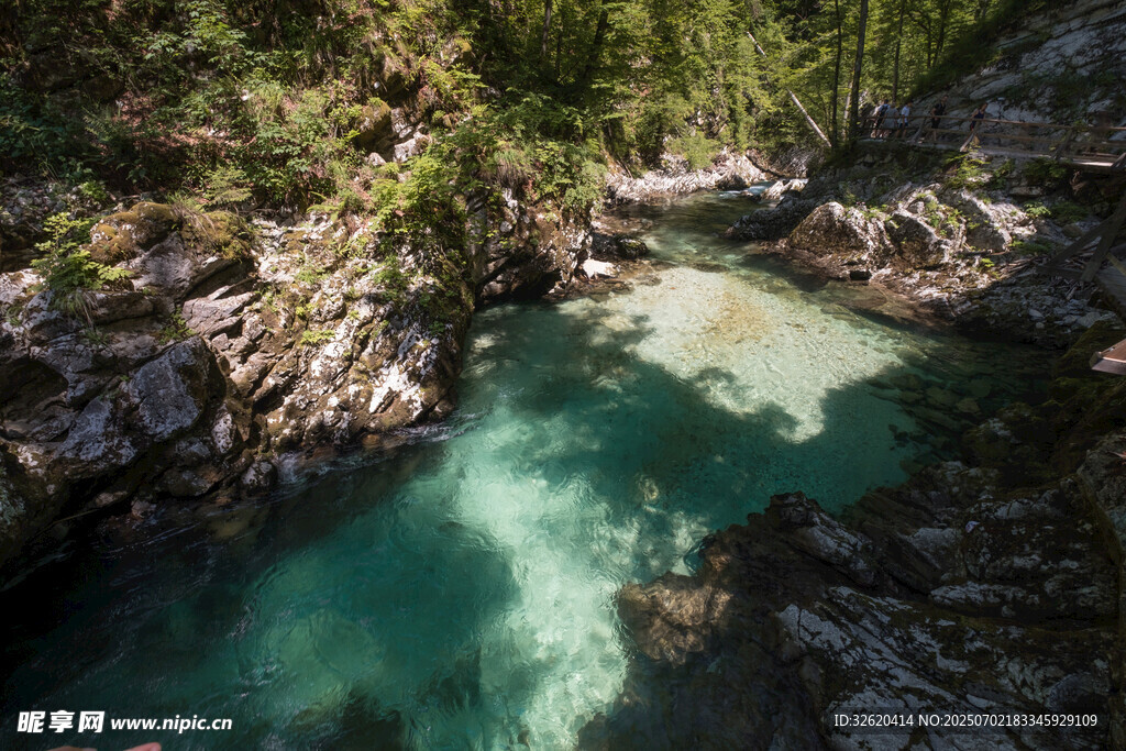 山间碧绿水潭美景