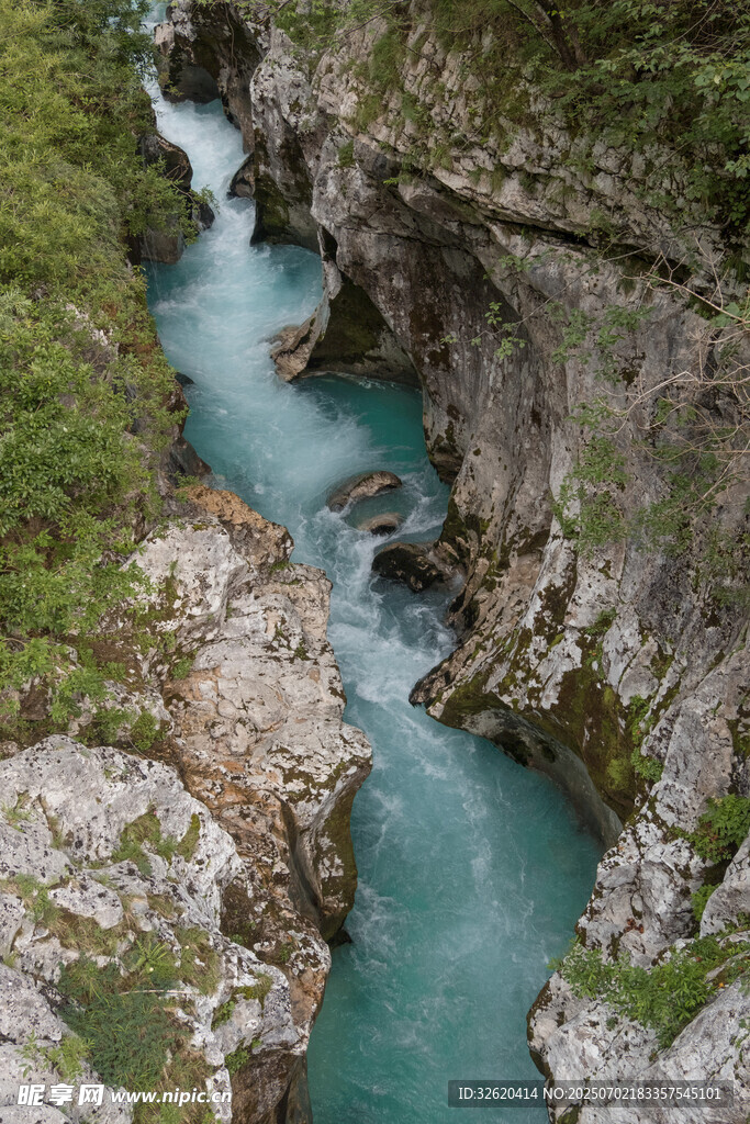 山间碧流穿峡谷