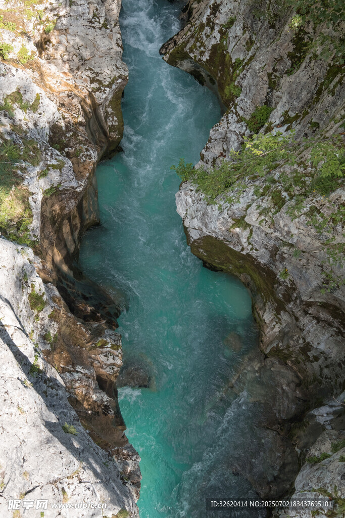 山间碧流峡谷美景