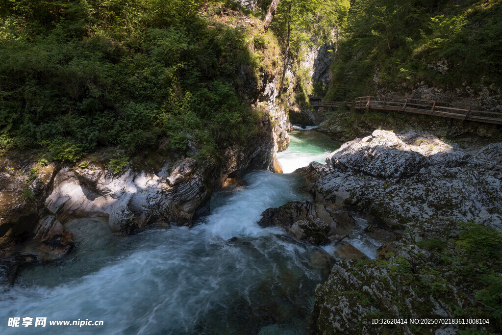 山间湍急溪流穿岩石而过