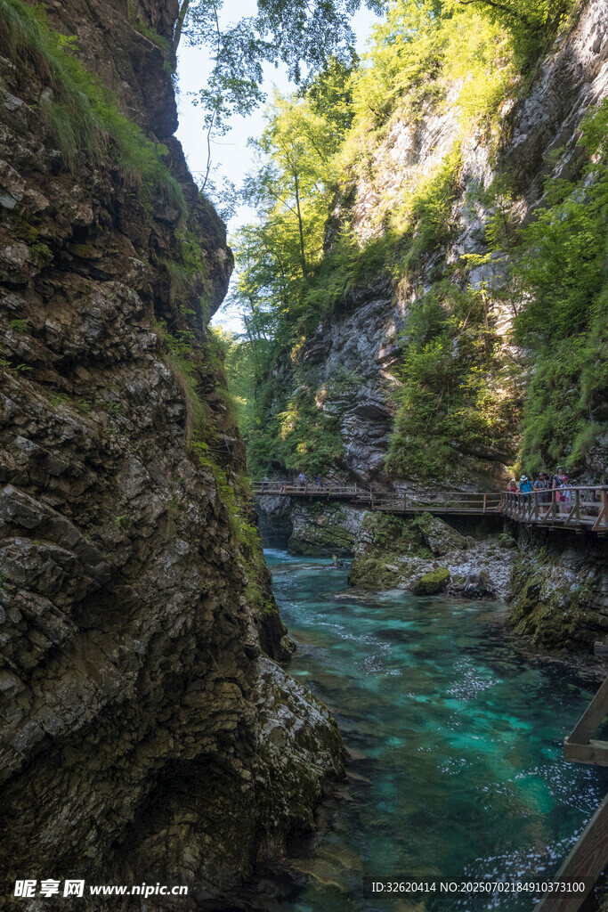 山间幽蓝溪流与峭壁美景