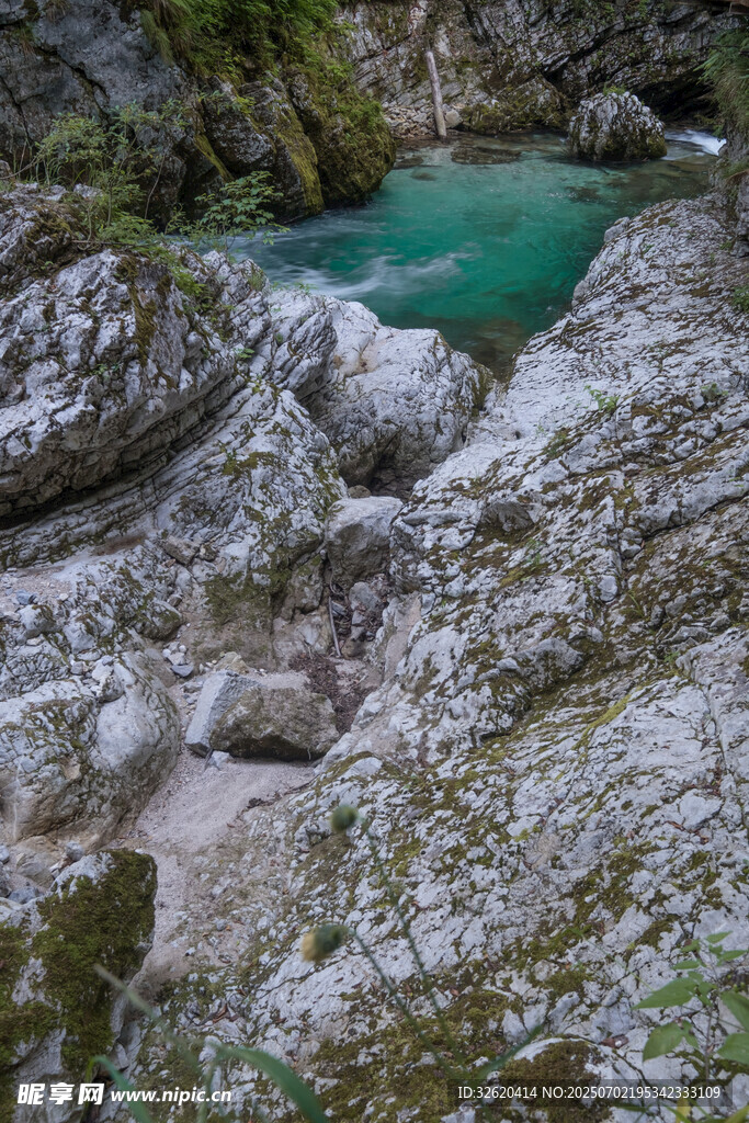 山间碧潭与嶙峋怪石