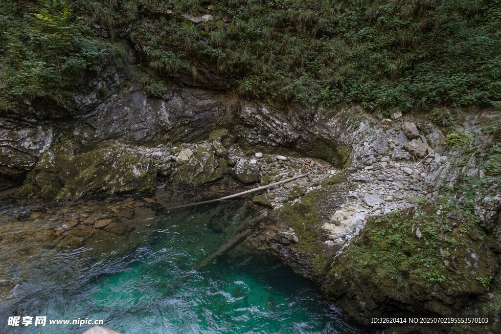 山间碧绿水潭美景