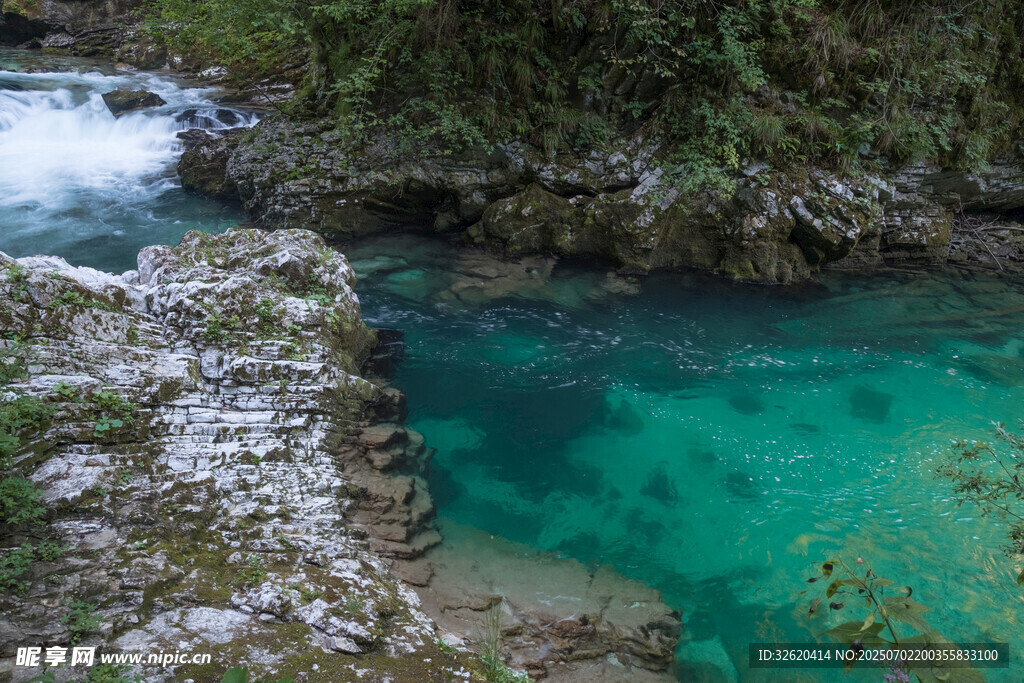 清澈碧绿山间溪流美景