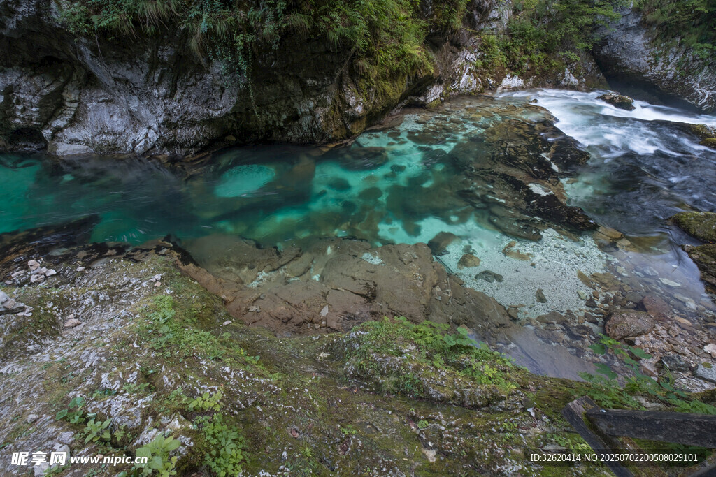 山间碧绿水潭美景