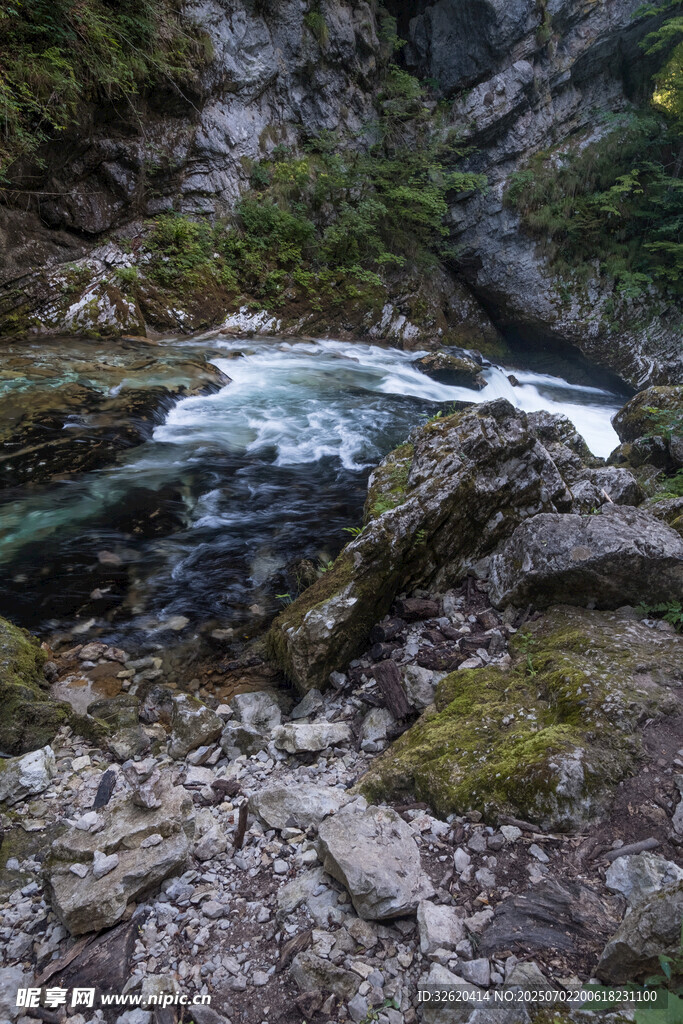 山间溪流与嶙峋岩石景观