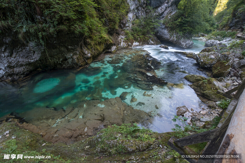 山间碧潭溪流美景