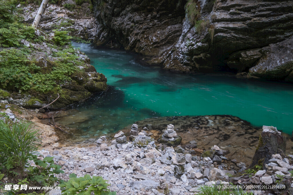 山间碧绿水潭美景