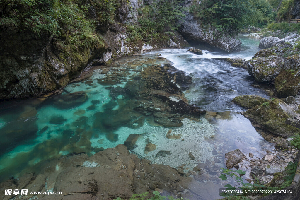 山间碧流潺潺的秀丽景致