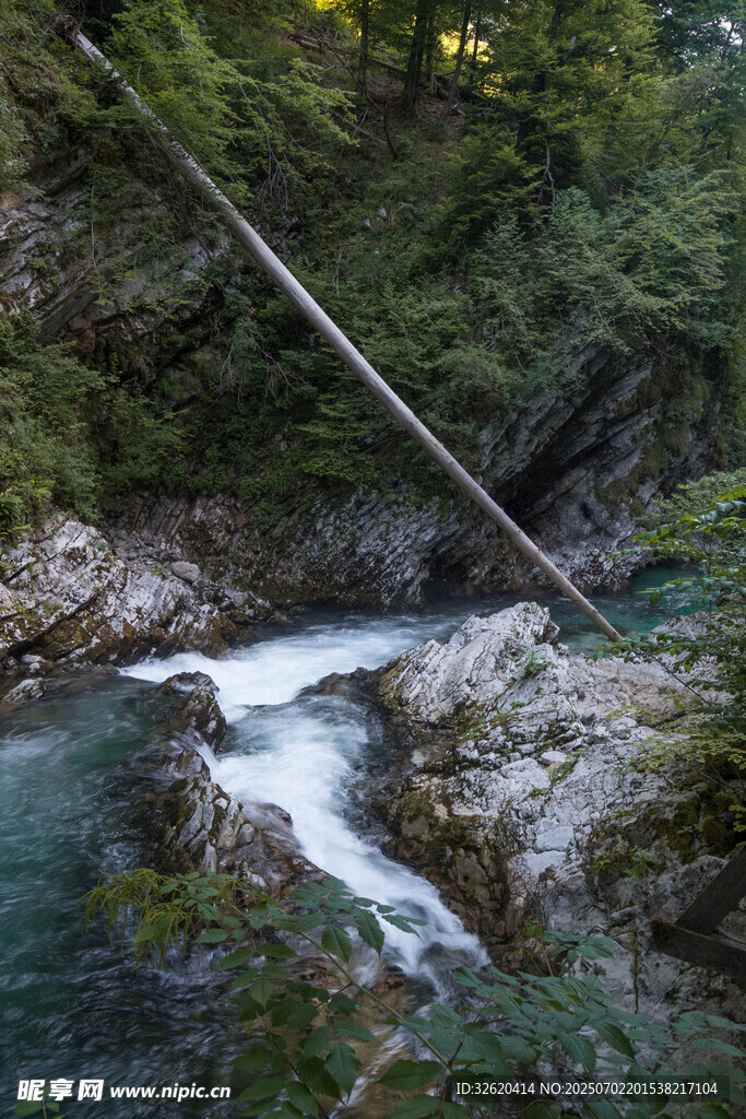 山间溪流与悬索桥美景