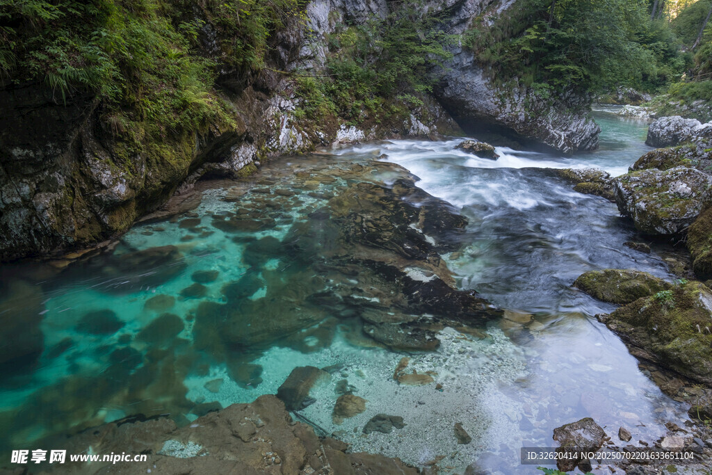 山间碧透溪流美景