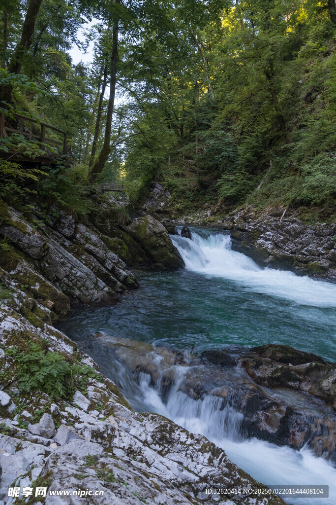 山间溪流美景