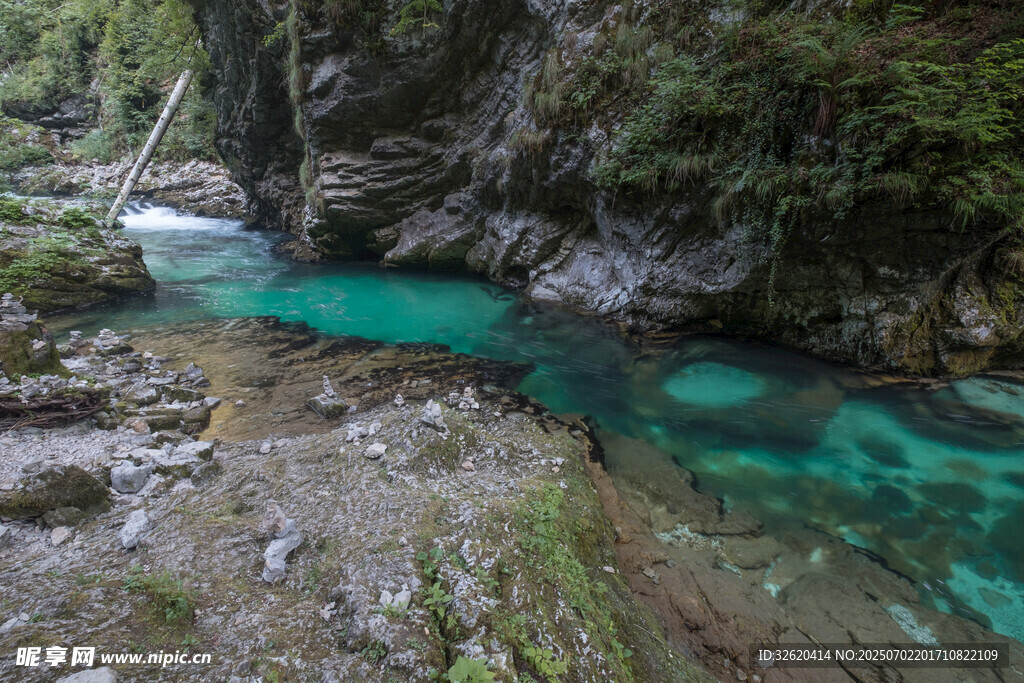 山间碧绿水潭自然美景