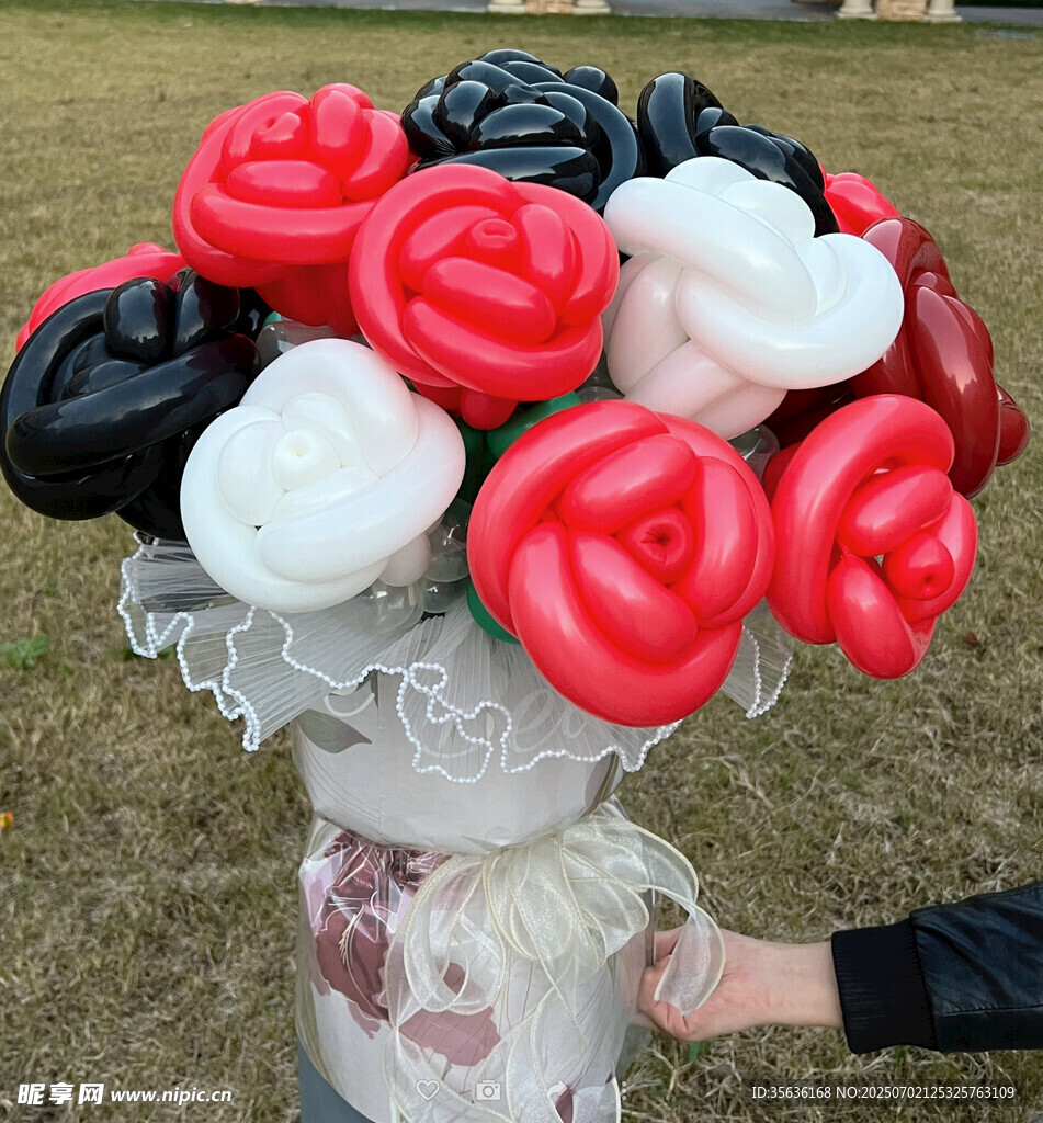 混搭气球玫瑰花束