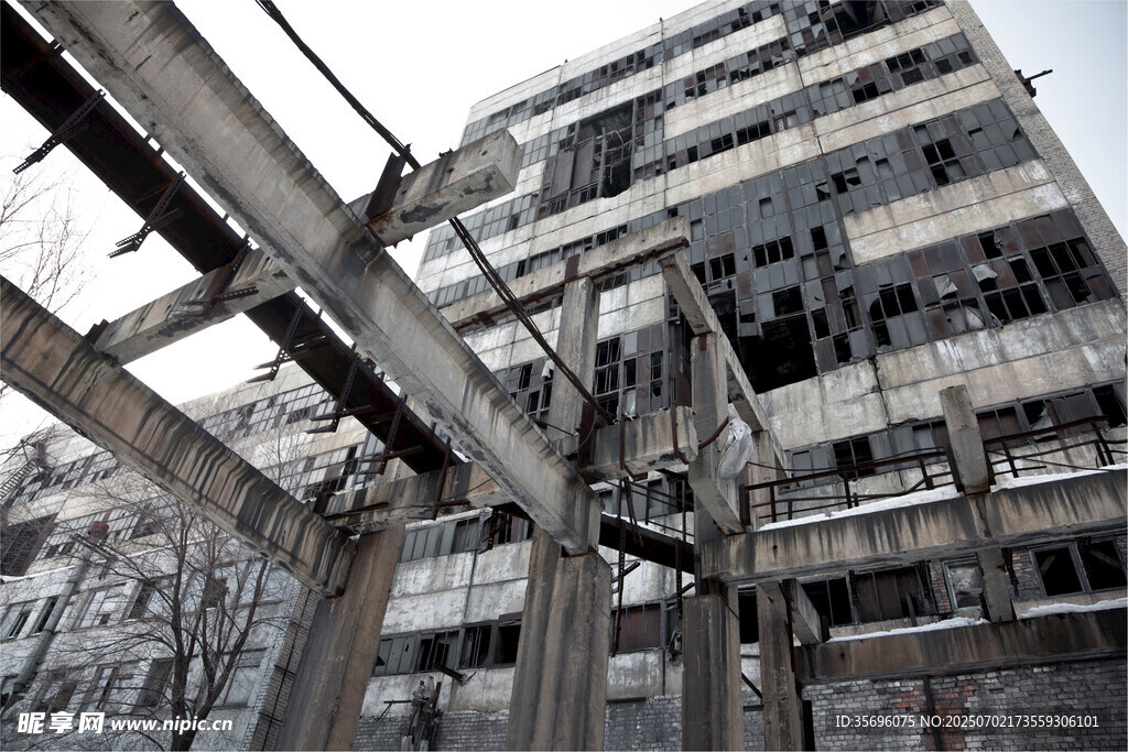 废弃破败的多层建筑