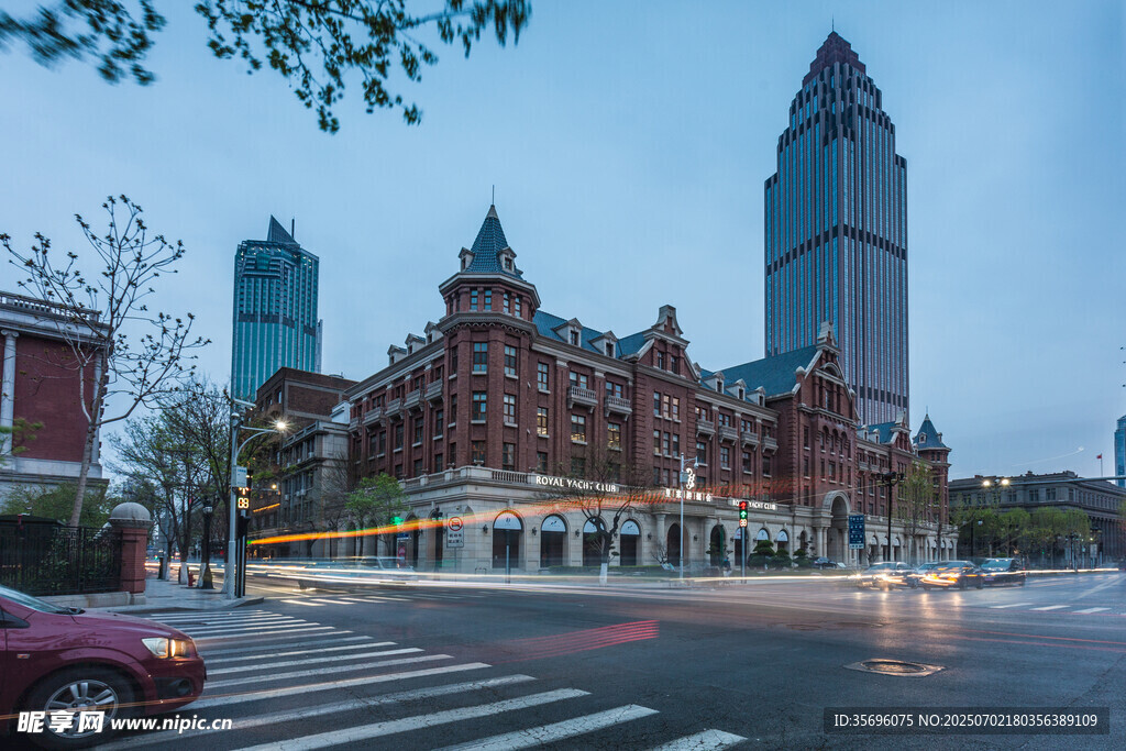 城市街景中的古典与现代建筑