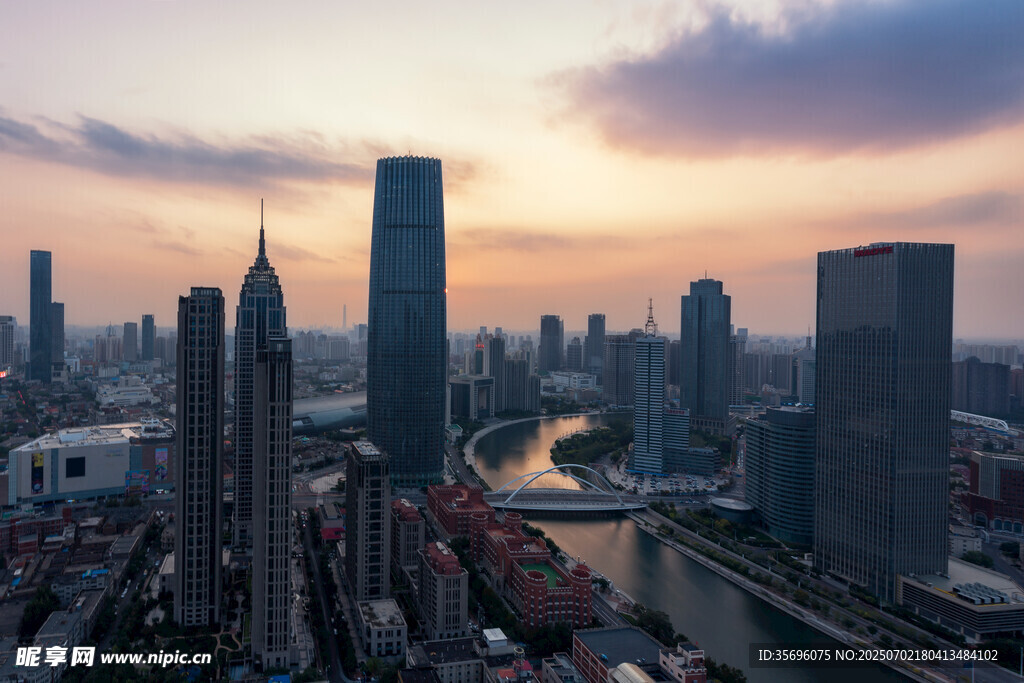城市天际线的黄昏美景