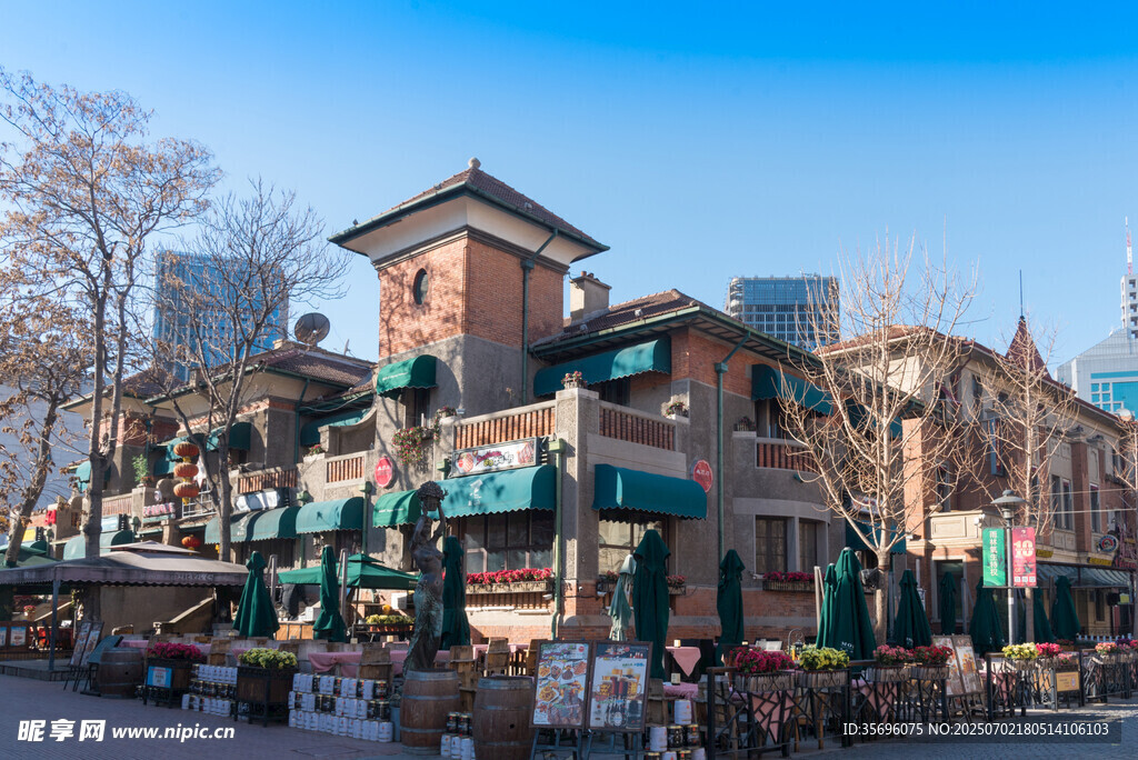 欧式风情商业街热闹景象