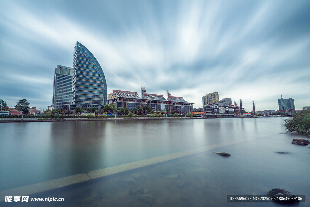 城市河畔的现代建筑景观