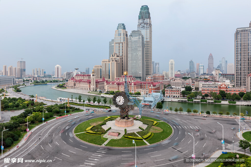 城市环形路与摩天大楼景观