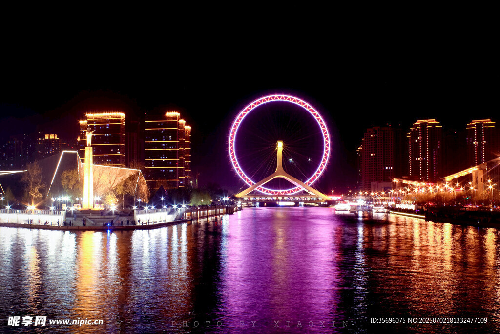 城市河畔璀璨摩天轮夜景