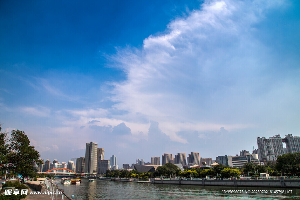 河畔城市风光