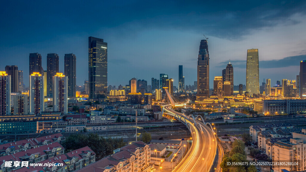 城市夜景中的繁华交通