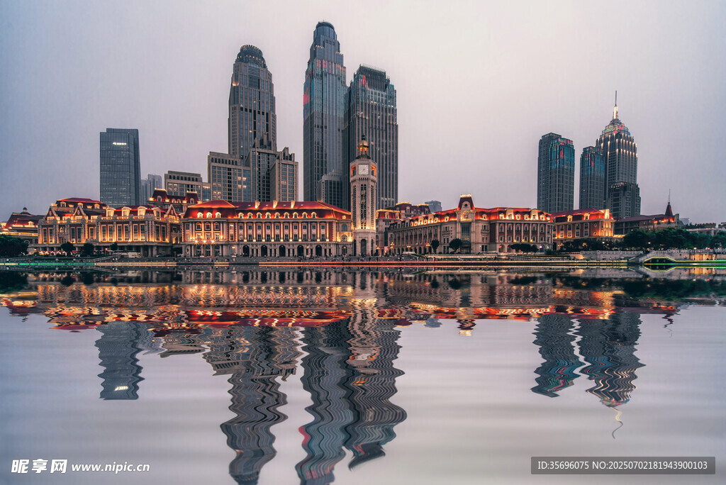 城市天际线与水面倒影景观