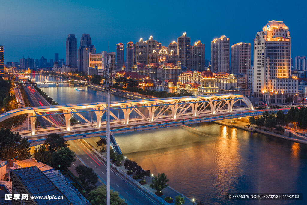 城市夜景中的桥梁风光