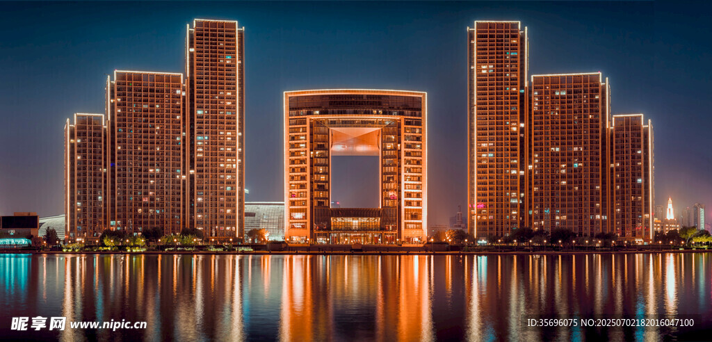 城市璀璨夜景倒映水面
