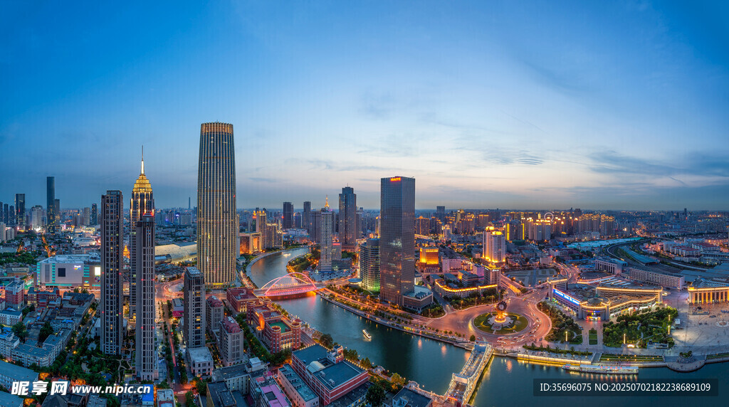 繁华都市天际线夜景风光