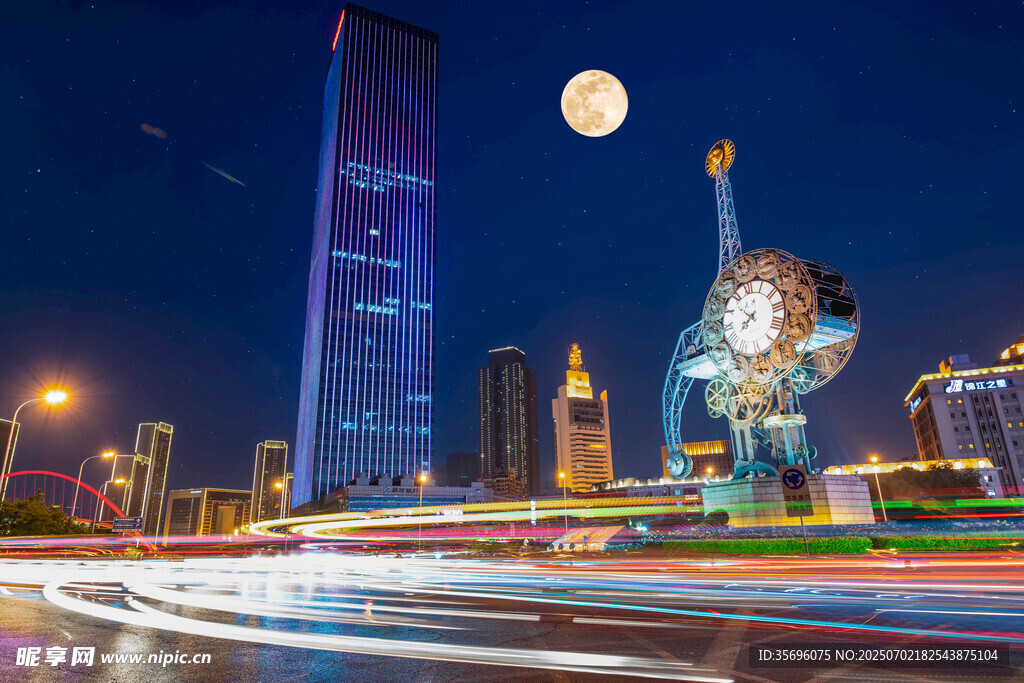 上海夜景中的城市地标与车流