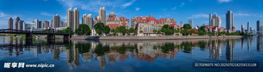 河畔多彩建筑倒影美景
