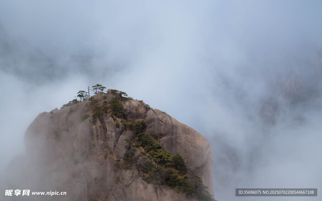 云雾缭绕中的巍峨山峰