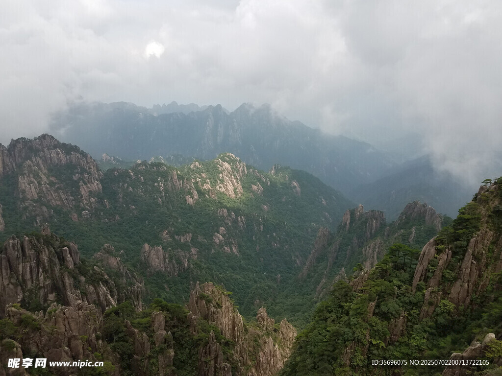 壮丽山峦云雾缭绕美景
