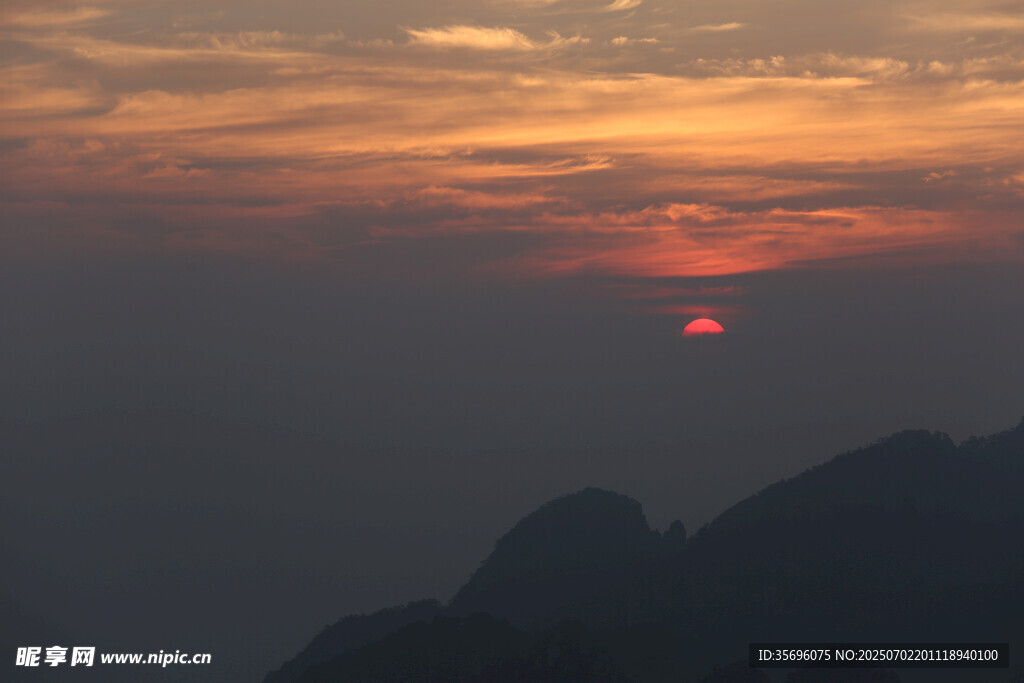 山间日落美景