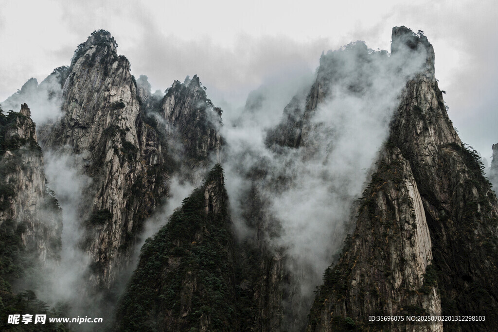 云雾缭绕的巍峨山峰