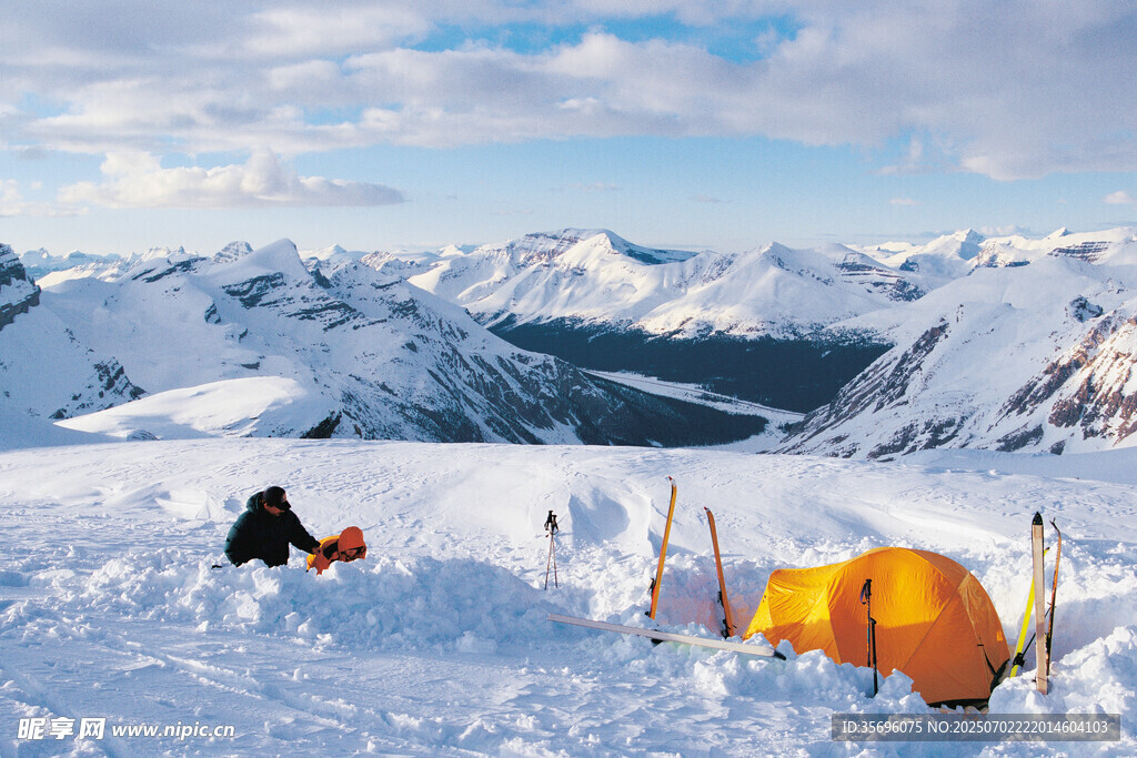 雪山露营场景