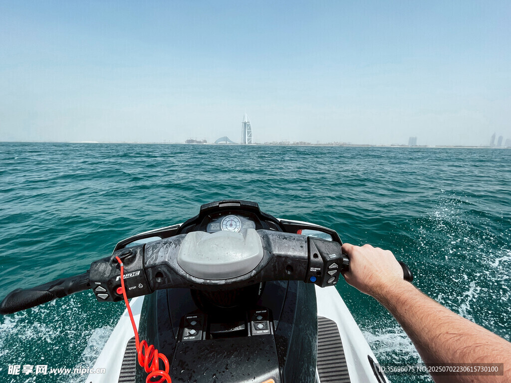 海上摩托艇驾驶视角