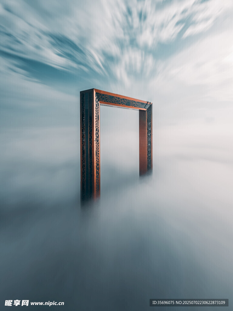 云雾中的神秘门框