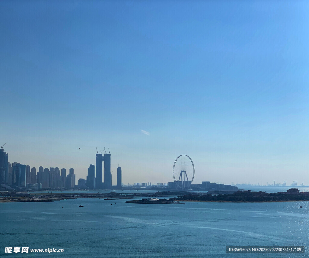 海滨城市风光与摩天轮