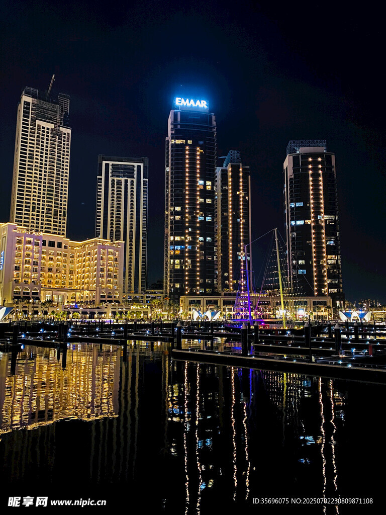 城市璀璨夜景倒映水面