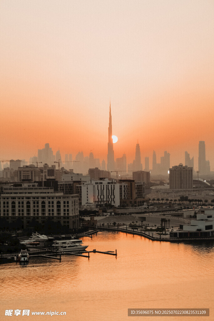 夕阳下的迪拜城市天际线