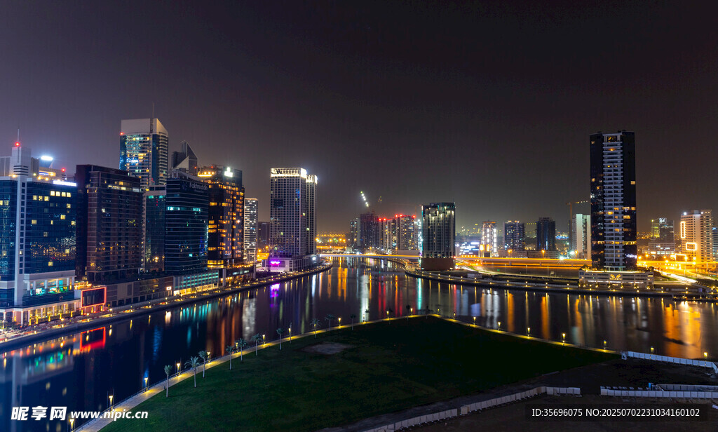 城市璀璨夜景河畔风光