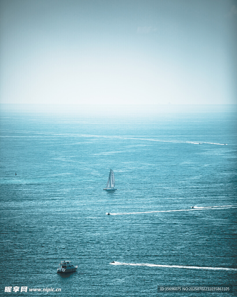 海上船只航行景象