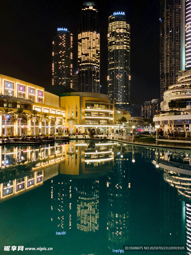城市夜景下的静谧水面